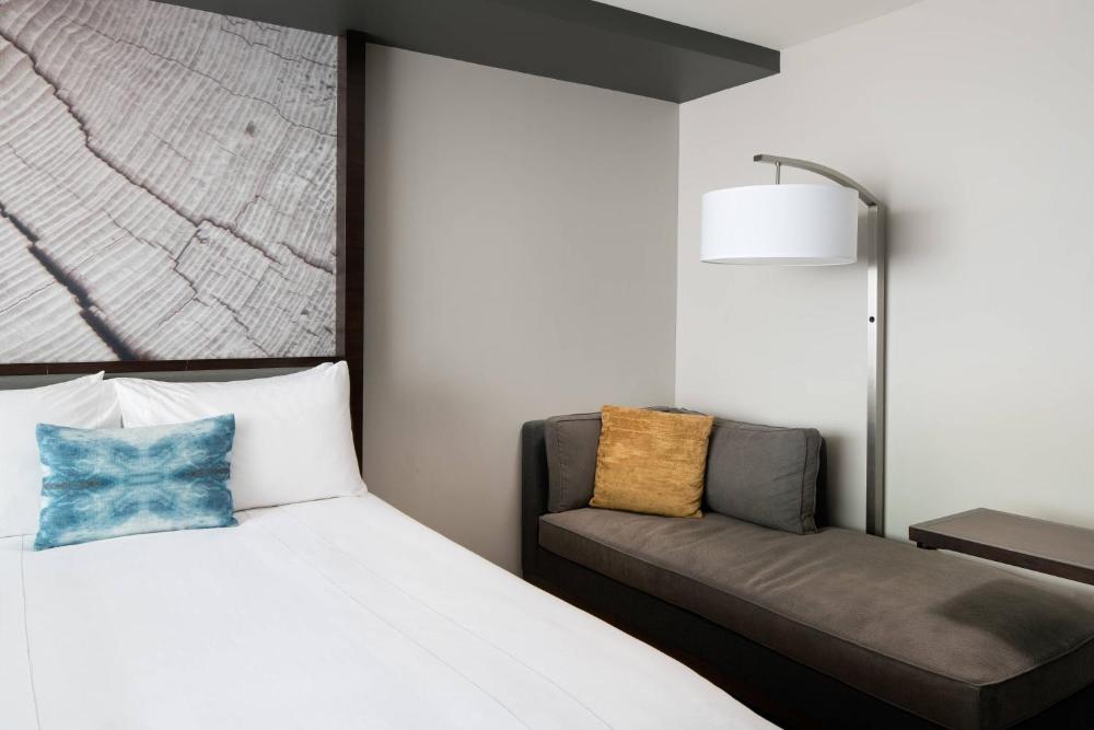 Queen Room with Two Queen Beds and River View interior